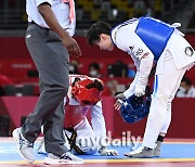 [MD포토] 이다빈 '짜릿한 역전승 후 상대 선수 위로하는 매너'