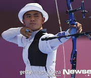 양궁 김제덕, 개인전 32강전서 패배..3관왕 무산