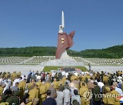 북한 제7차 전국노병대회 참가자들 6·25 전사자묘 참배