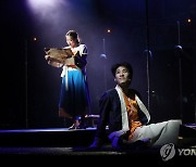 뮤지컬 '판' 시연하는 배우