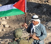 '이스라엘 정착촌 반대 시위'..저지하는 이스라엘 軍
