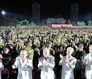 북한, 전국노병대회 개최..박수치는 전쟁 노병들