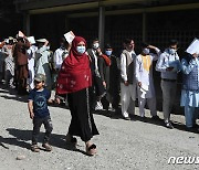 '탈레반 피해 떠나자'..아프간, 여권 신청 행렬 이어져