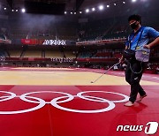 '확진자 치솟는 日 올림픽'..경기장 소독하는 요원