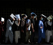 '탈레반이 온다'..아프간, 탈출 위한 여권 신청 행렬