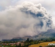 인니 시나붕 화산 또 폭발..화산재 4500m까지 치솟아