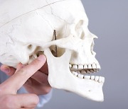 턱 통증·비대칭 부르는 악습관 5가지