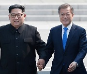 [속보] 로이터 "남북, 정상회담 개최 논의중"..靑 "사실 아니다"