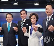 TV토론에 앞서 포즈취하는 민주당 대선경선 후보들