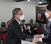 [포토]대선 경선후보 간담회, '악수하는 이준석-최재형'