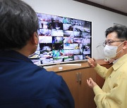 도축장 아프리카돼지열병 방역관히 상황 점검하는 김현수 농식품부 장관