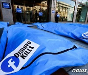 '가짜뉴스가 사람 죽인다'..美 페이스북 앞 시체 가방 시위