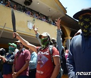 '폭력 조직 축출해라'..멕시코 자경단 폭력 저항 집회