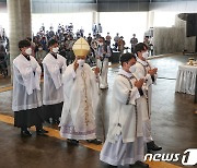 '韓 최초 교황청 장관' 유흥식 대주교 30일 바티칸行..'교황 방북' 가교 역할도