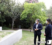전남대 박관현기념비 살펴보는 김혜경