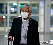 한국인 최초 교황청 성직자성 장관 '출국하는 유흥식 대주교'