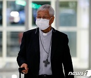 한국인 최초 교황청 장관 '출국하는 유흥식 대주교'
