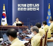 文대통령 "민생경제 회복 지연 우려..고용지원·정책서민금융 확대"(종합)