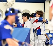 [올림픽포토]김현수, '동점 홈런 날리고 이정후와 뜨거운 포옹'