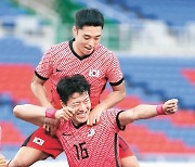 황의조 3골 '양궁 세리머니' 한국축구 조1위 8강행 쐈다