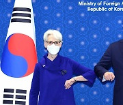 한미 외교차관·북핵수석대표 유선 협의..美 "통신선 복원, 좋은 진전"