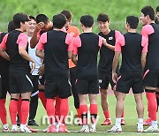 [MD포토] 박지수 '올림픽축구대표팀에 큰 웃음 주네요'