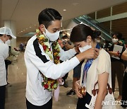 아내에게 메달 걸어주는 펜싱 김정환