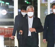 '교황청 성직자성 장관 임명' 유흥식 대주교, 로마로 출국