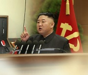 남북채널 복원한 김정은 "장기봉쇄는 전쟁같은 시련"