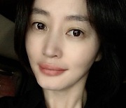 "52세 맞아?" 김혜수, 살 쏙 빠진V라인..모공+주름無 '동안여신'