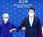 한미 고위급 통화서 '남북 통신선 복원' 논의.."좋은 진전"