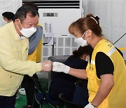 서울특별시의회 김인호 의장, 폭염 속 격려 위해 코로나 예방접종센터·노숙인쉼터 현장방문
