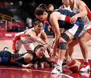 "높이에서 밀렸다"..한국 여자농구, 캐나다에 21점 차 완패 [도쿄올림픽]