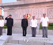 북한 김정은, 북중 우의탑 참배