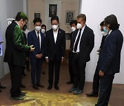이탈리아 종이박물관 방문한 황희 문체부 장관