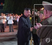 북한 노병대회 참가해 김정은과 인사하는 최선희 제1부상