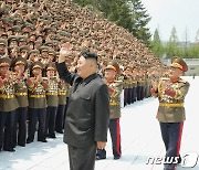 김정은. 전군지휘관 강습회 참가자들과 기념촬영