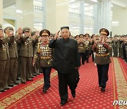 박수 받으며 강습회 향하는 김정은.."전군 군정간부 대회합"