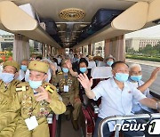 전국노병대회 마치고 고향 가는 북한 노병들