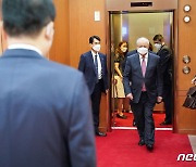 한국 외교부 찾은 압둘라지즈 카밀로프 장관