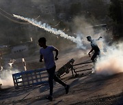'최루탄 오가는 팔레스타인'..폭력 시위 격화