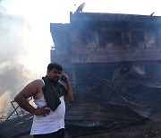 '마을 덮친 산불'..까맣게 탄 집 앞에서 망연자실