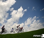 '푸른 하늘 달리는 자전거'..도쿄 올림픽 사이클 경기