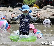 송추계곡에서 물놀이 즐기는 어린이들