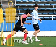 [MD포토] 김은중 코치 '선수들을 지켜보고 있다'