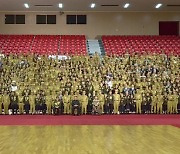김정은, 노병대회 참가자들과 기념사진