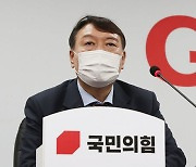 윤석열, 입당 후 첫 행보로 청년정책 토론회 참석