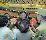 북한 김정은, 제7차 전국노병대회 참가자들과 기념사진