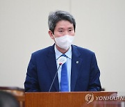 이인영 "민간단체 대북 인도물자 반출 승인..오늘부터 재개"