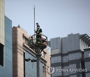 강남역 교통관제탑서 50대 '삼성 규탄' 고공시위